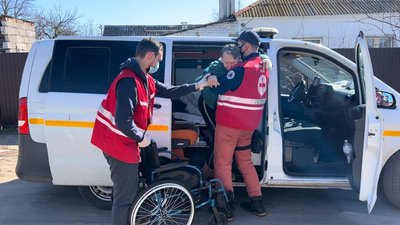 Робота ця нелегка. Миколаївські волонтери Червоного Хреста транспортують маломобільних людей Робота ця нелегка. Миколаївські волонтери Червоного Хреста транспортують маломобільних людей