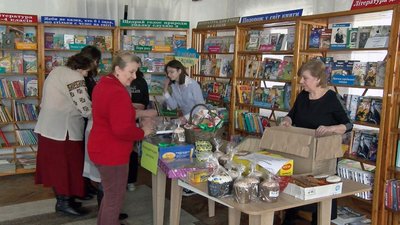 Бібліотеки Луцької громади перед Великоднем збирають святкові кошики для військових