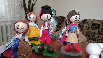 Жителька Тернопільщини виготовляє ляльки, схожі на казкових героїв й історичних персонажів Жителька Тернопільщини виготовляє ляльки, схожі на казкових героїв й історичних персонажів