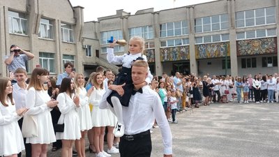 У школах Тернопільщини відбулося свято "Першого дзвоника" У школах Тернопільщини відбулося свято "Першого дзвоника"