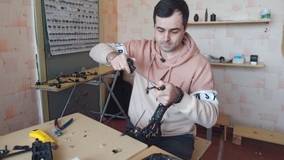 Волонтер зі Сміли Олег Таібов виготовляє дрони для військових Волонтер зі Сміли Олег Таібов виготовляє дрони для військових