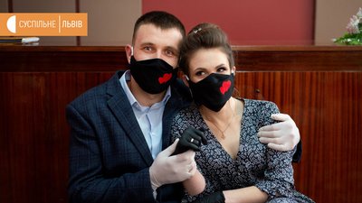 У рукавичках та масках: як на Львівщині пара побралася, не порушуючи умов карантину У рукавичках та масках: як на Львівщині пара побралася, не порушуючи умов карантину