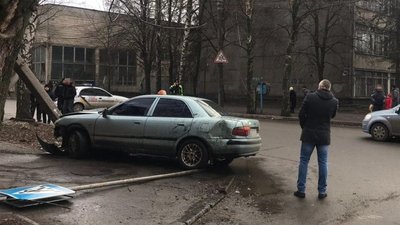 Таксі через аварію збило електроопору та дорожній знак у Сумах