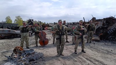 Українські військові записали пісню "Байрактар" на тлі знищеної техніки РФ