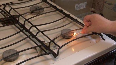 Сірник біля газової плити