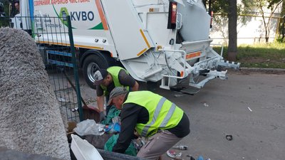 "Їхали, дорога була ціла, поверталися — вирви": як під обстрілами працюють харківські сміттярі