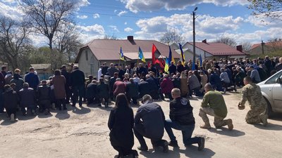 У селі на Тернопільщині прощаються з військовим, екснардепом Олегом Барною У селі на Тернопільщині прощаються з військовим, екснардепом Олегом Барною