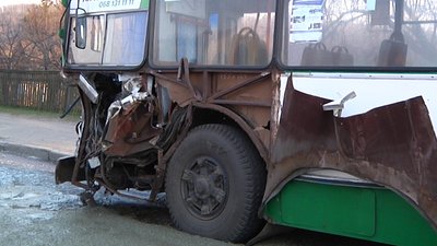 У Житомирі бетонозмішувач зіштовхнувся із тролейбусом. Є травмовані У Житомирі бетонозмішувач зіштовхнувся із тролейбусом. Є травмовані