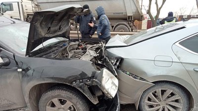 В Одесі зіткнулися вантажівка та два легкових авто. Троє людей травмувалися В Одесі зіткнулися вантажівка та два легкових авто. Троє людей травмувалися