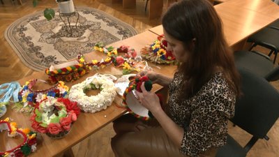 Створює українські етновінки. Прикарпатка Ольга Калин