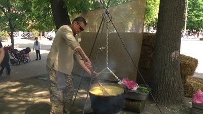 Поряд з виставкою техніки вариться козацький куліш Поряд з виставкою техніки вариться козацький куліш