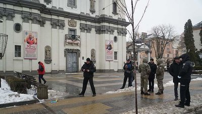 Поліцейські встановлюють особу чоловіка, який залишив коробку біля катедри в Тернополі Поліцейські встановлюють особу чоловіка, який залишив коробку біля катедри в Тернополі