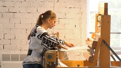 З окупованої Каховки — у вільний Косів: як на Прикарпаття евакуйовували підприємство, де тчуть килими для всього світу