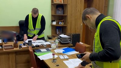 На Вінниччині посадовців одного з відділів ЗСУ підозрюють у привласненні 4,3 мільйона гривень На Вінниччині посадовців одного з відділів ЗСУ підозрюють у привласненні 4,3 мільйона гривень
