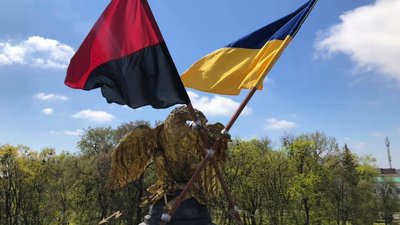 У Полтаві до Дня захисників і захисниць України замінили прапори на Монументі Слави