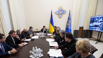 Українські експерти оглядають деталі літака, який розбився в Ірані