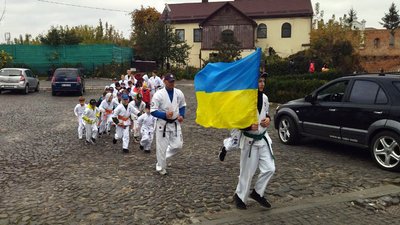 В кімоно і з прапором: у Луцьку каратисти влаштували забіг і подарували авто прикордонникам