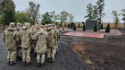 Річниця катастрофи: на місці падіння Ан-26 встановили тимчасовий камінь Річниця катастрофи: на місці падіння Ан-26 встановили тимчасовий камінь