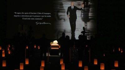 Люди віддають шану Джорджо Армані на урочистій церемонії в Театрі Армані в Мілані 