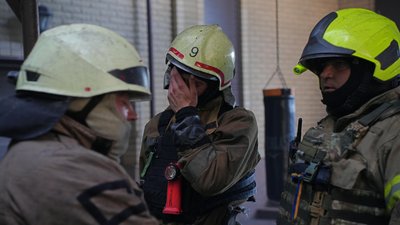Шестеро людей у Харкові — з вибуховими травмами внаслідок удару. Їхнє підприємство гасять понад три години: фоторепортаж Шестеро людей у Харкові — з вибуховими травмами внаслідок удару. Їхнє підприємство гасять понад три години: фоторепортаж