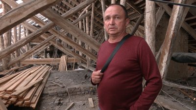 Відновлюють покрівлю та склять вікна: у Чернігові ремонтують пошкоджені будинки після ракетного удару по драмтеатру Відновлюють покрівлю та склять вікна: у Чернігові ремонтують пошкоджені будинки після ракетного удару по драмтеатру