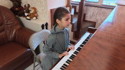 А ще дівчинка вчиться грати на фортепіано А ще дівчинка вчиться грати на фортепіано