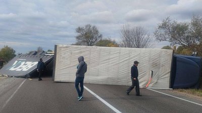 На трасі Одеса-Рені перевернулася вантажівка: є травмовані