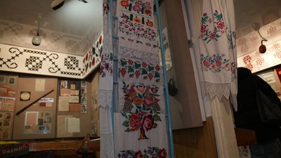 Як у Музеї історії села зберігають фотографії з сімейних архівів, вишивки, знаряддя праці