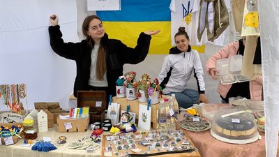 Троє дівчат у місті на Рівненщині організували ярмарок, щоб підтримати ЗСУ Троє дівчат у місті на Рівненщині організували ярмарок, щоб підтримати ЗСУ