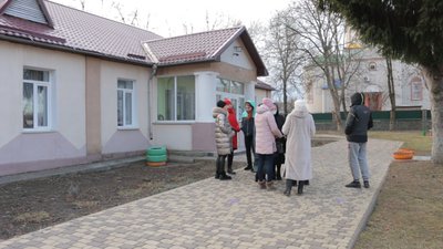 "Нас поставили перед фактом". Батьки просять не закривати дитячий садок у Вінницьких Хуторах "Нас поставили перед фактом". Батьки просять не закривати дитячий садок у Вінницьких Хуторах