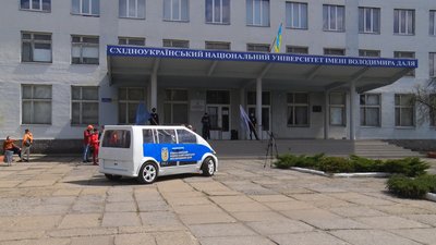 Має електродвигун та сонячні батареї: на Луганщині презентували макет електромобіля Має електродвигун та сонячні батареї: на Луганщині презентували макет електромобіля