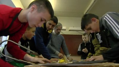 Учні Копачівської школи виготовляють новорічні прикраси