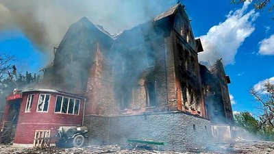 У Лисичанську внаслідок обстрілу армії РФ згоріла гімназія, яка була побудована бельгійцями понад сотню років тому