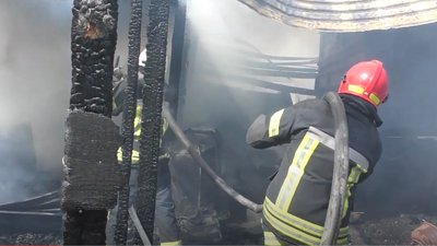 Гасили сім пожежних команд: у селі на Черкащині згорів гараж з вантажівками Гасили сім пожежних команд: у селі на Черкащині згорів гараж з вантажівками