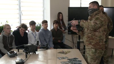 Рівненські нацгвардійці провели заняття для учнів ліцею у селі Грушвиця Перша Рівненські нацгвардійці провели заняття для учнів ліцею у селі Грушвиця Перша