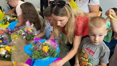 У Вінниці дітей-переселенців навчали виготовляти квіткові композиції У Вінниці дітей-переселенців навчали виготовляти квіткові композиції