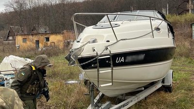 Човен, який імовірно вкрали з маєтку ексмера Харкова. Човен, який імовірно вкрали з маєтку ексмера Харкова.