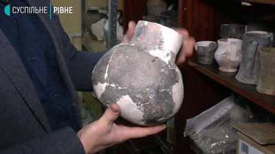Науковець показав, як докупи склеюють знайдене на розкопках Науковець показав, як докупи склеюють знайдене на розкопках