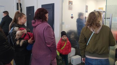 В Одесі на місці автосалону відкрили гуманітарний центр. Волонтери потребують допомги В Одесі на місці автосалону відкрили гуманітарний центр. Волонтери потребують допомги
