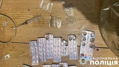 Організаторка переховується за кордоном: у Києві викрили наркоторговців