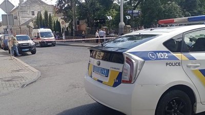 У Чернівцях повідомили про замінування університету. Рух вулицями поблизу перекрили У Чернівцях повідомили про замінування університету. Рух вулицями поблизу перекрили