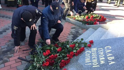 Черкасці вшанували пам'ять Героїв Небесної Сотні Черкасці вшанували пам'ять Героїв Небесної Сотні