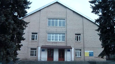 У Вільнянському районному будинку культури танцюристи займаються на камінній підлозі