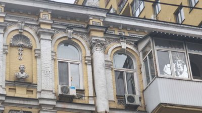 Погруддя Пушкіна на історичній будівлі на Подолі