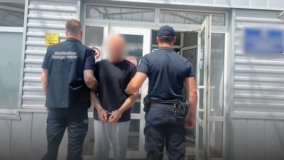 Поліцейські, підозрюваний, наручники