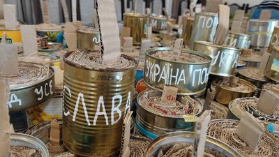 "Україна – понад усе!": волиняни виготовляють окопні свічки з патріотичними надписами