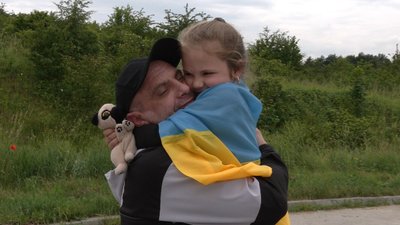 Колишній політвʼязень Андрій Захтей з дочкою на українському кордоні, 14 червня 2023 року Колишній політвʼязень Андрій Захтей з дочкою на українському кордоні, 14 червня 2023 року