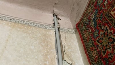 Підкладають ганчірки і підставляють відра: мешканці пошкодженого обстрілом будинку у Харкові чекають на ремонт