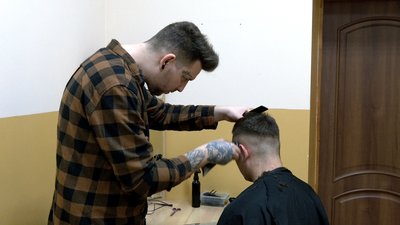 Миколаївський перукар безкоштовно стриже військовослужбовців