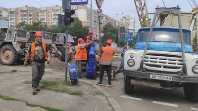 Частина міста без водопостачання. Співробітники "Миколаївводоканалу" ремонтували магістральну трубу